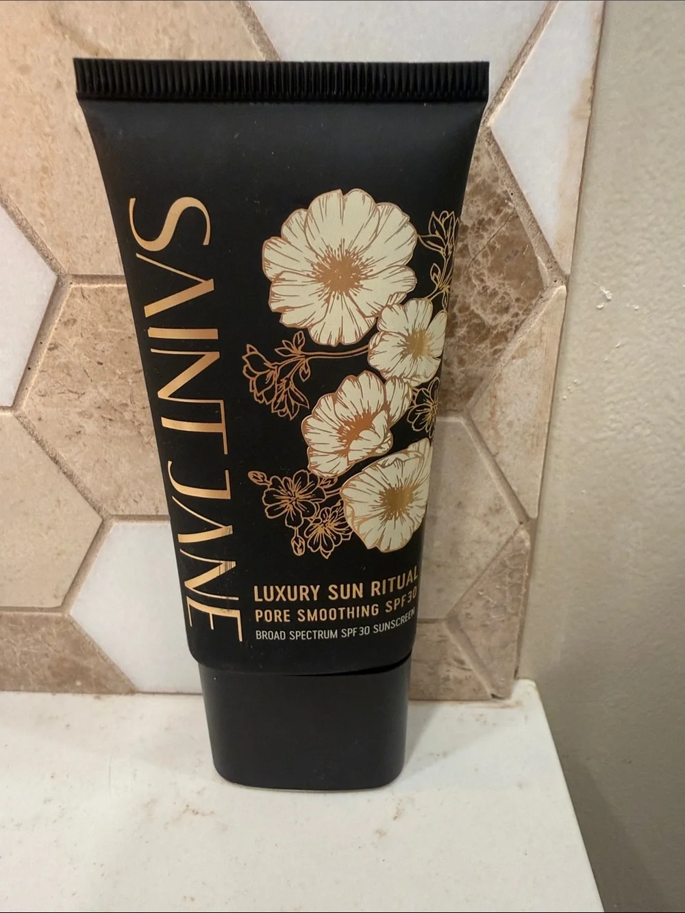 Saint Jane  Luxury Sun Ritual Pore Smoothing SPF 30 - Black & Gold